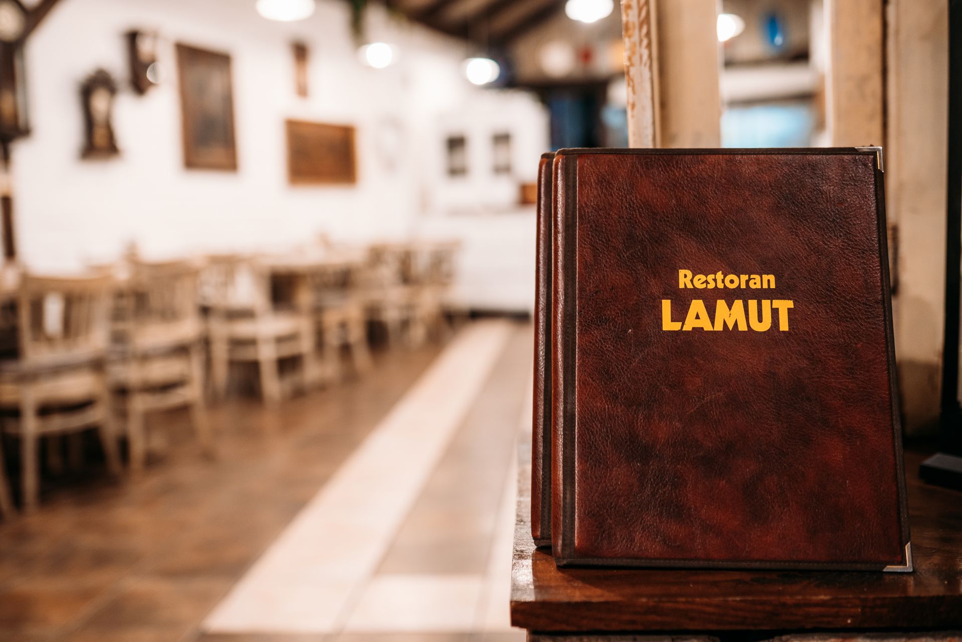 Jelovnik restorana Lamut u kožnim koricama na šanku