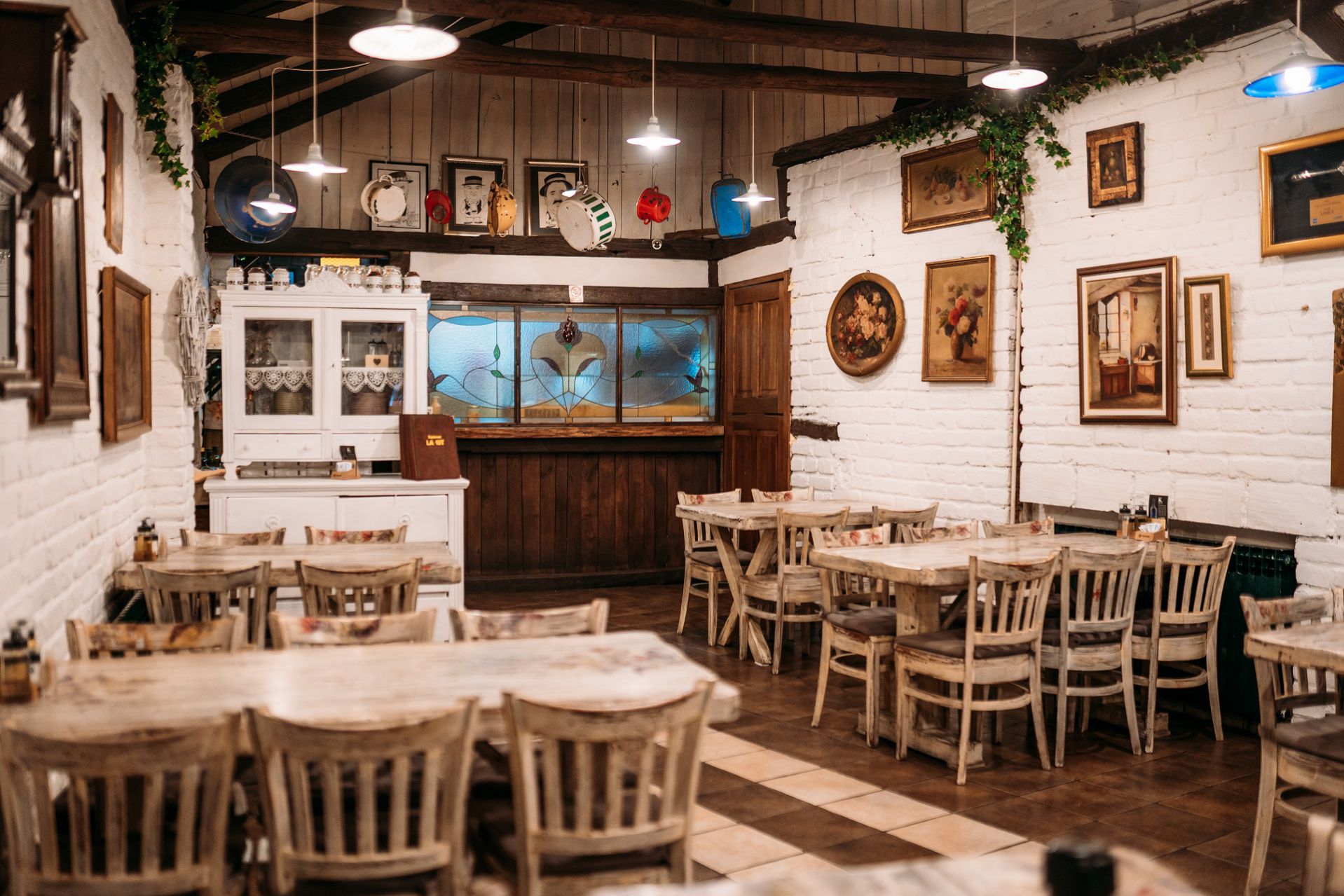 Topla blagovaonica restorana Lamut sa starim slikama i drvenim namještajem